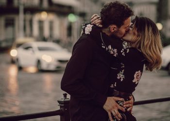 Υπουργός Υγείας απαγορεύει τα φιλιά λόγω κοροναϊού – News.gr