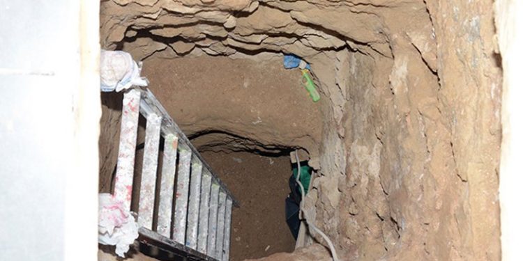 Εικόνες από το τούνελ και τον οπλισμό που εντόπισε η Αντιτρομοκρατική σε Σεπόλια και Εξάρχεια