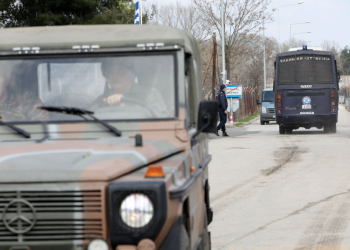 Χημικά, πετροπόλεμος, χειροβομβίδες κρότου λάμψης και ρίψη νερού – News.gr