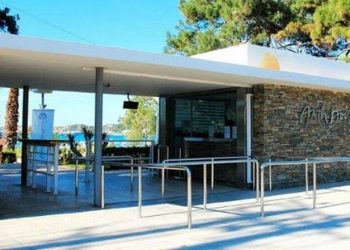 Κοσμοσυρροή στις παραλίες παρά τα μέτρα καραντίνας που ανακοίνωσε η κυβέρνηση