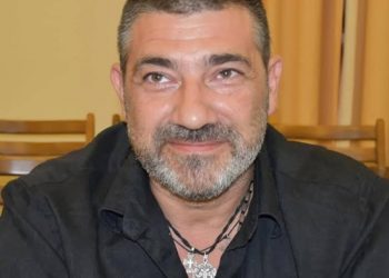 ΧΑΡΗΣ ΜΙΧΑΛΑΚΟΠΟΥΛΟΣ: “Βρες (και βγάλε) το ΦΩΣ που σου θάβουν μέσα σου”