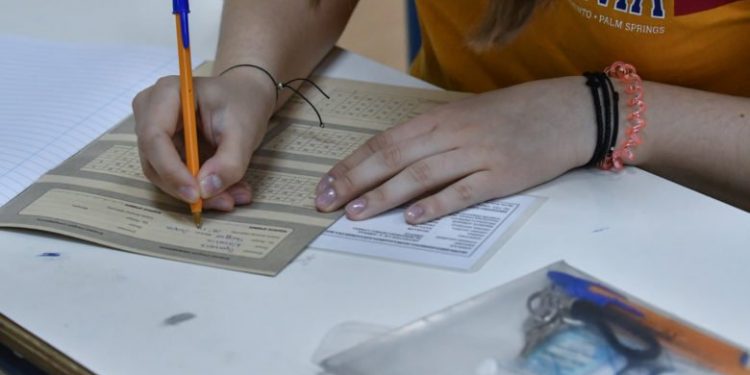 Μείωση ύλης των πανελλαδικών εξετάσεων – News.gr