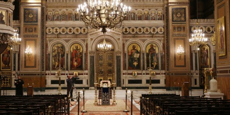 Κεκλεισμένων των θυρών οι λειτουργίες τη Μεγάλη Εβδομάδα και το Πάσχα – News.gr