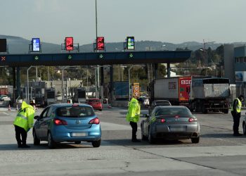 Αυστηροί έλεγχοι στα διόδια-Περιπολικά της ΕΛ.ΑΣ. «σκανάρουν» τους πολίτες που θέλουν να περάσουν