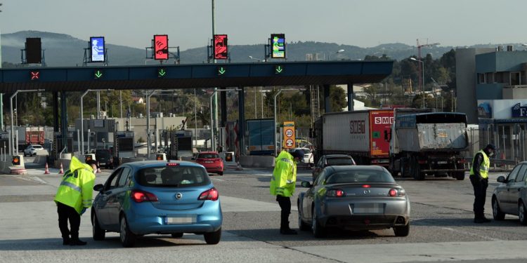 Αυστηροί έλεγχοι στα διόδια-Περιπολικά της ΕΛ.ΑΣ. «σκανάρουν» τους πολίτες που θέλουν να περάσουν