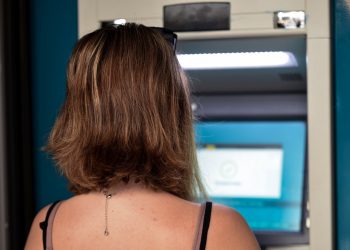 Δεύτερη πληρωμή για το επίδομα των 800 ευρώ, εγκρίθηκαν 84,6 εκατ. ευρώ