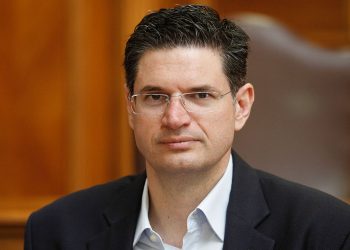 ΔΙΟΝΥΣΗΣ ΚΑΛΑΜΑΤΙΑΝΟΣ: “Ανοχύρωτη η χώρα στην άρση των μέτρων”