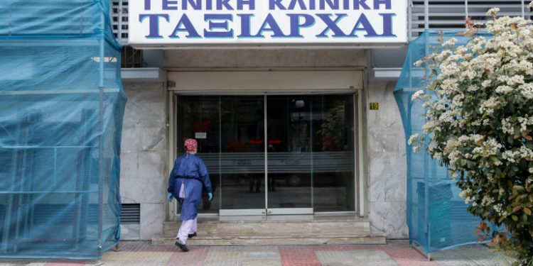 Κωρονοϊός: Αγωνία μετά τους 3 νεκρούς και τα νέα κρούσματα σε «Ταξιάρχαι» και «Κασταλία»