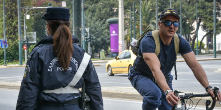 Κορωνοϊός: Οι λόγοι που οι Ελληνες πειθάρχησαν στα περιοριστικά μέτρα