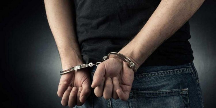 Σύλληψη για κλοπή και σωματική βλάβη