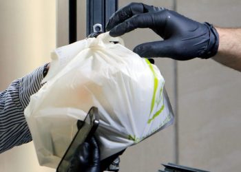 ΔΗΜΟΣ ΑΡΧΑΙΑΣ ΟΛΥΜΠΙΑΣ: Διανομή προϊόντων TEBA σε ωφελούμενους προγράμματος Επισιτιστικής και Βασικής Υλικής Συνδρομής