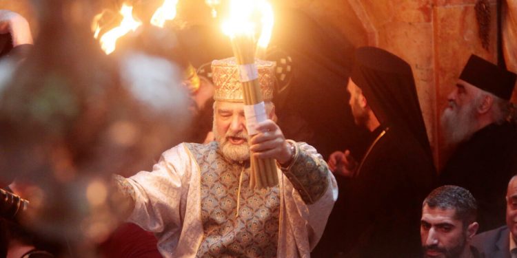 Τι θα γίνει με την αφή του Αγίου Φωτός και την μεταφορά του στην Ελλάδα – Newsbeast