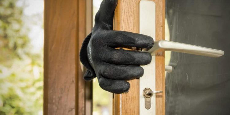 ΑΜΑΛΙΑΔΑ: Εξιχνίαση κλοπής οχήματος και απόπειρας κλοπής σε κατάστημα