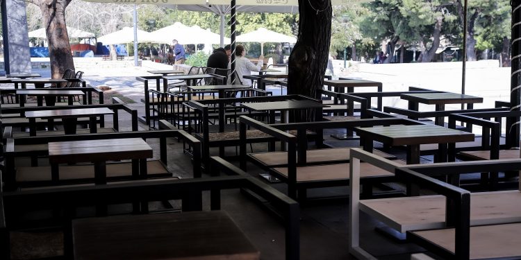 Μειώνεται ο ΦΠΑ στην εστίαση: Πιο φθηνά καφές και αναψυκτικά