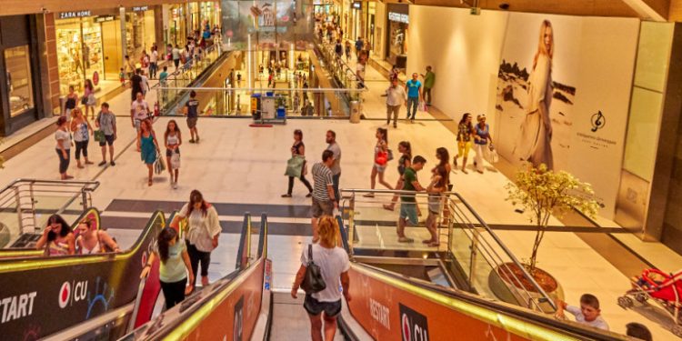 Τρίτο κύμα άρσης μέτρων: Ανοίγουν σχολεία, εμπορικά κέντρα, απελευθερώνονται οι μετακινήσεις