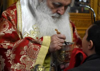 ΚΟΡΩΝΟΪΟΣ: Ιερέας αποκάλυψε ότι κοινωνούσε πιστούς -«Εκρυβα το Αγιο Δισκοπότηρο σε ψωμί και μήλα»