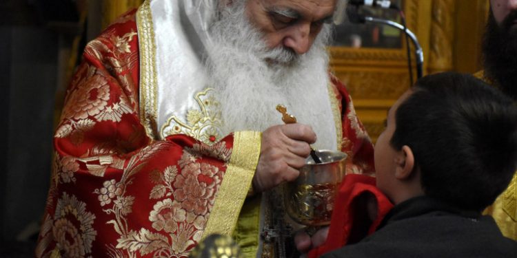 ΚΟΡΩΝΟΪΟΣ: Ιερέας αποκάλυψε ότι κοινωνούσε πιστούς -«Εκρυβα το Αγιο Δισκοπότηρο σε ψωμί και μήλα»