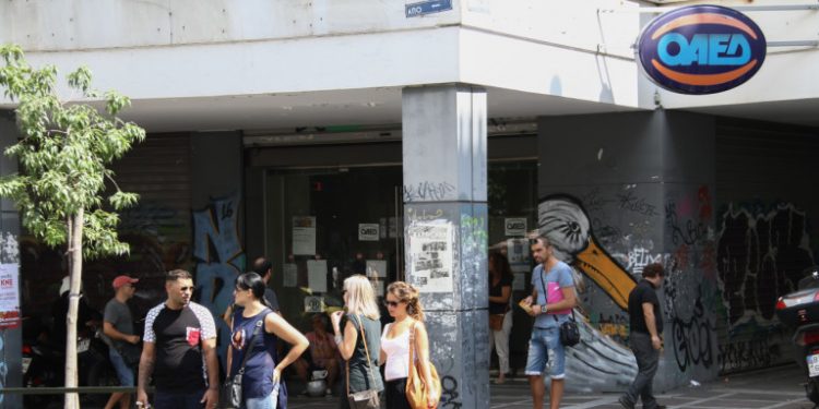 Επίδομα 400 ευρώ σε μακροχρόνια ανέργους: Λήγει αύριο η προθεσμία για την καταχώριση IBAN