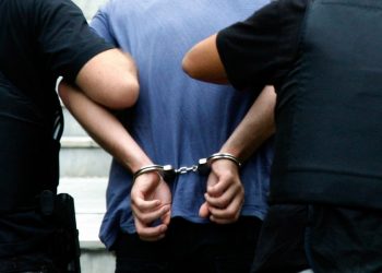 Σύλληψη ενός ημεδαπού για κλοπή, απόπειρα πρόκλησης επικίνδυνης σωματικής βλάβης, απείθεια, οδήγηση υπό την επήρεια μέθης, κατοχή ναρκωτικών και στέρηση Δελτίου Ταυτότητας