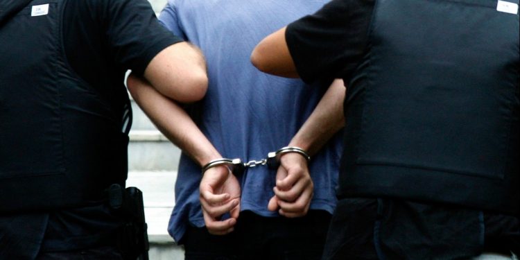 Σύλληψη ενός ημεδαπού για κλοπή, απόπειρα πρόκλησης επικίνδυνης σωματικής βλάβης, απείθεια, οδήγηση υπό την επήρεια μέθης, κατοχή ναρκωτικών και στέρηση Δελτίου Ταυτότητας