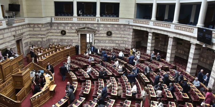 Δημοσκόπηση: Διψήφιο προβάδισμα για τη Ν.Δ.