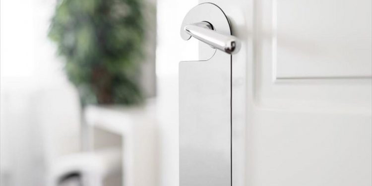 Οι λόγοι που καθυστερεί το άνοιγμα των ξενοδοχείων