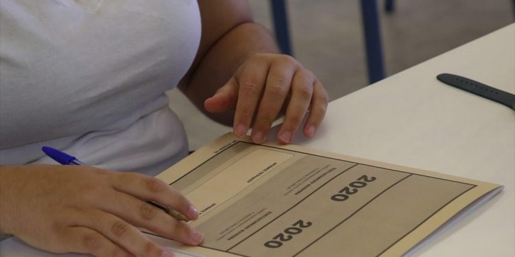 Πανελλαδικές Εξετάσεις: Πώς κρίνονται τα σημερινά θέματα σε Αρχαία, Μαθηματικά