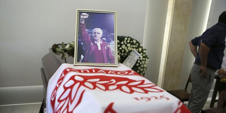Το τελευταίο «αντίο» στον Νίκο Αλέφαντο