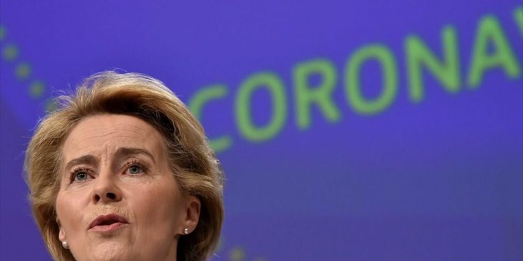 Διευκρινίσεις ντερ Λάιεν για την επιτήρηση των εθνικών προγραμμάτων