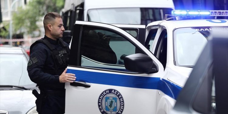 Εξαρθρώθηκε μεγάλο κύκλωμα εκβιαστών με τη συμμετοχή αστυνομικών