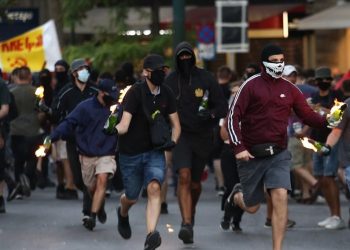 Εννέα συλλήψεις και 6 τραυματίες αστυνομικοί στα επεισόδια στο κέντρο της Αθήνας