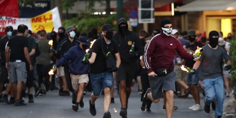 Εννέα συλλήψεις και 6 τραυματίες αστυνομικοί στα επεισόδια στο κέντρο της Αθήνας