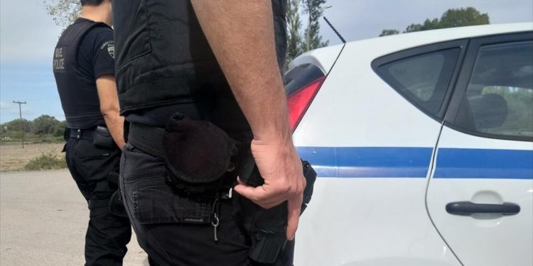 Σε διαθεσιμότητα πέντε αστυνομικοί που κατηγορούνται για συμμετοχή σε εγκληματικές οργανώσεις