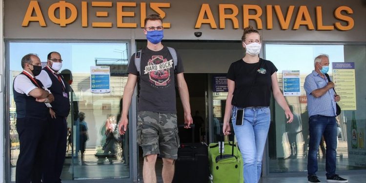 56 συλλήψεις αλλοδαπών που επιχείρησαν ταξιδέψουν αεροπορικώς με πλαστά έγγραφα