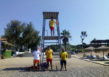 Εγκαταστάθηκαν ναυαγοσώστες στις Θίνες Βαρθολομιού – Μέριμνα για όλες τις παραλίες