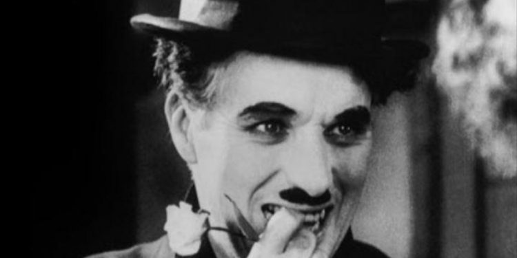 Ο άνθρωπος πίσω από το διάσημο, μικρό, τετραγωνισμένο μουστάκι