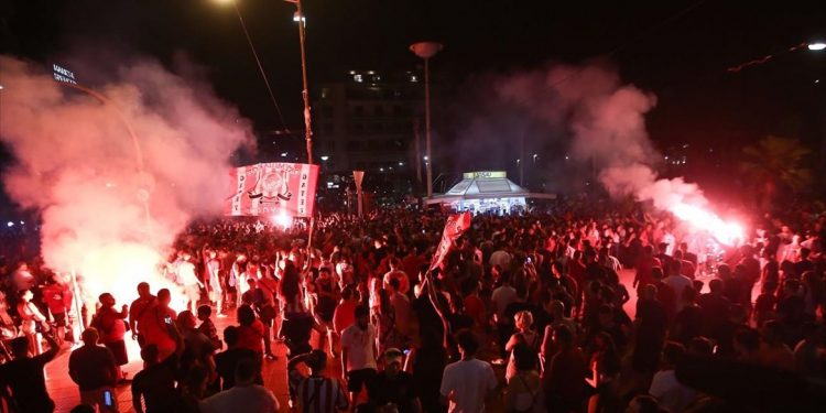 Πανηγύρι δίχως τέλος και αποθέωση στον Πειραιά για το 45ο πρωτάθλημα