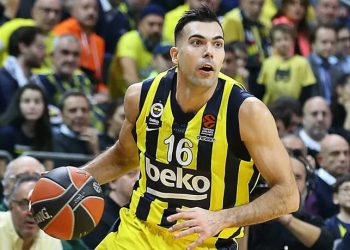 Οι οπαδοί της Φενέρ αποχαιρετούν τον Σλούκα στα ελληνικά