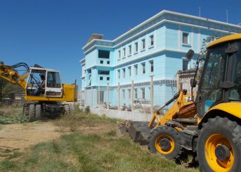 Τέλος η «ζούγκλα» πίσω από την Αστυνομική Διεύθυνση
