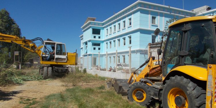 Τέλος η «ζούγκλα» πίσω από την Αστυνομική Διεύθυνση