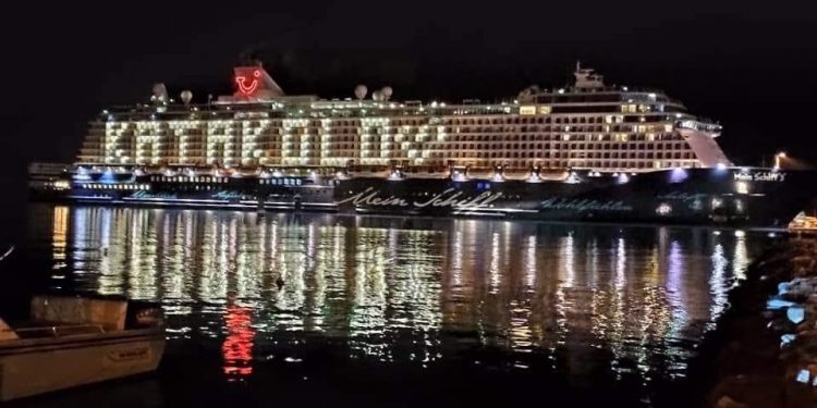 ΔΗΜΟΣ ΠΥΡΓΟΥ: Το Mein Schiff 3 στο Κατάκολο – “Ένα πλοίο στολίδι, κοσμεί το λιμάνι μας”