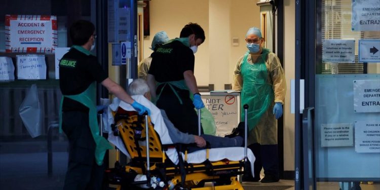 Στο υψηλότερο επίπεδο από τον Ιούνιο τα ημερήσια κρούσματα Covid-19