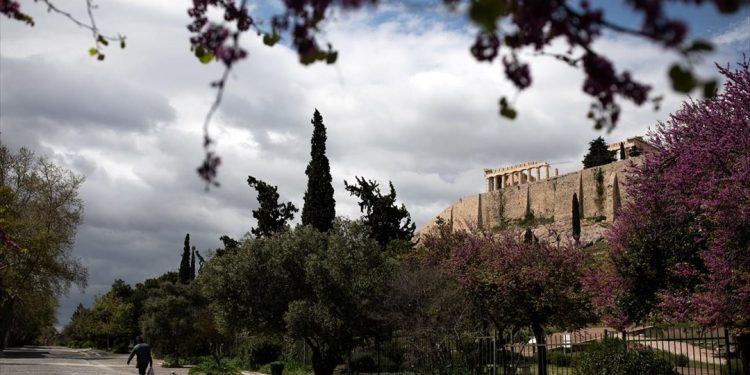 Πιο προσεκτικοί και ανήσυχοι οι Ελληνες