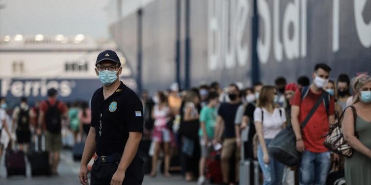 Μπαράζ ελέγχων σε ταξιδιώτες και τουριστικά νησιά