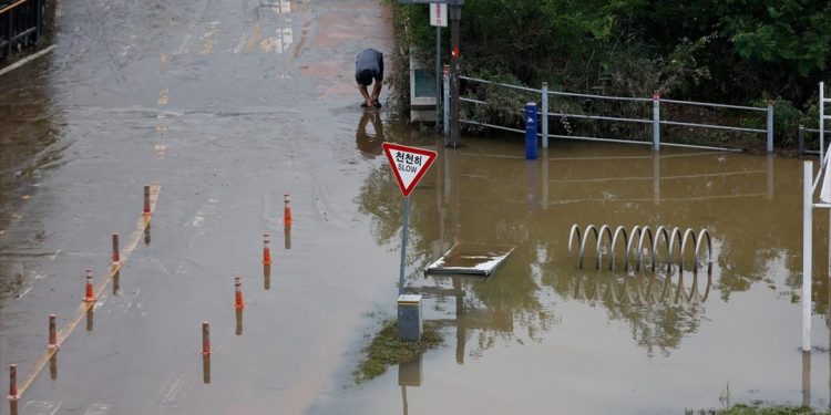 Νεκροί και αγνοούμενοι εξαιτίας πλημμυρών που προκάλεσαν καταρρακτώδεις βροχοπτώσεις