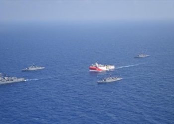 Παραμένει στην  ελληνική υφαλοκρηπίδα το Oruc Reis- Σε επιφυλακή οι ένοπλες δυνάμεις