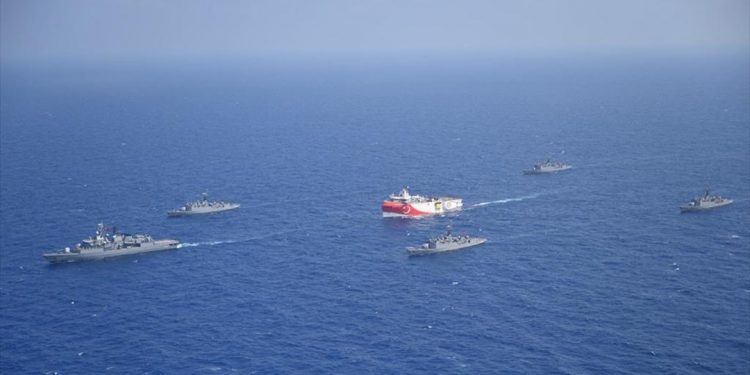 Παραμένει στην ελληνική υφαλοκρηπίδα το Oruc Reis- Σε επιφυλακή οι ένοπλες δυνάμεις