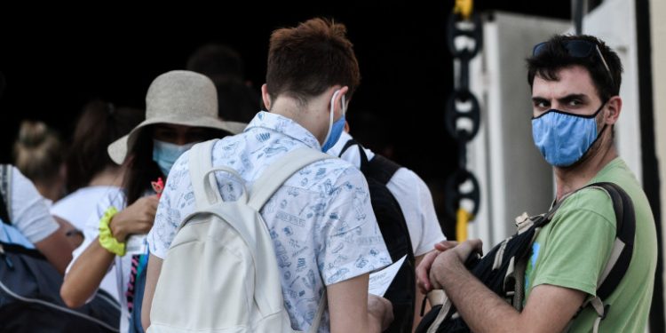 Κορωνοϊός: Στο τραπέζι νέα μέτρα μετά τα 355 κρούσματα μέσα στο ΣΚ και τους 22 στις ΜΕΘ