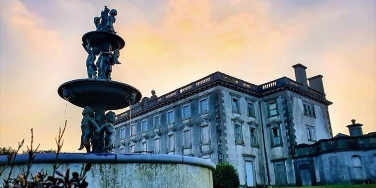 Πωλητήριο στο στοιχειωμένο «σπίτι του διαβόλου» στην Ιρλανδία