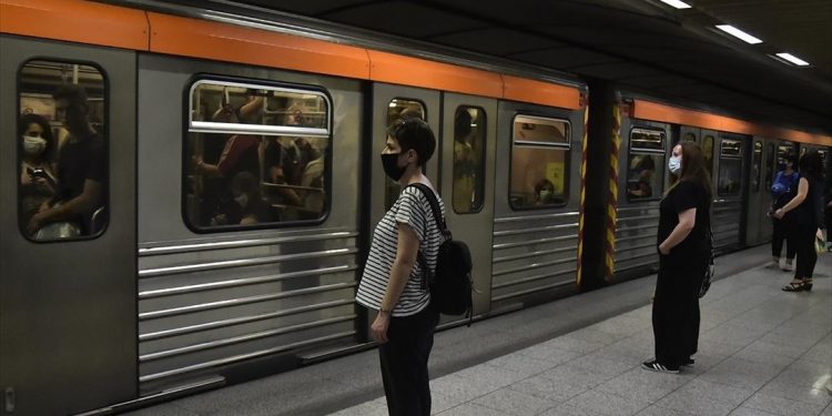 1.039 έλεγχοι σε ΜΜΜ, 24 παραβάσεις για μάσκες και υπεράριθμους